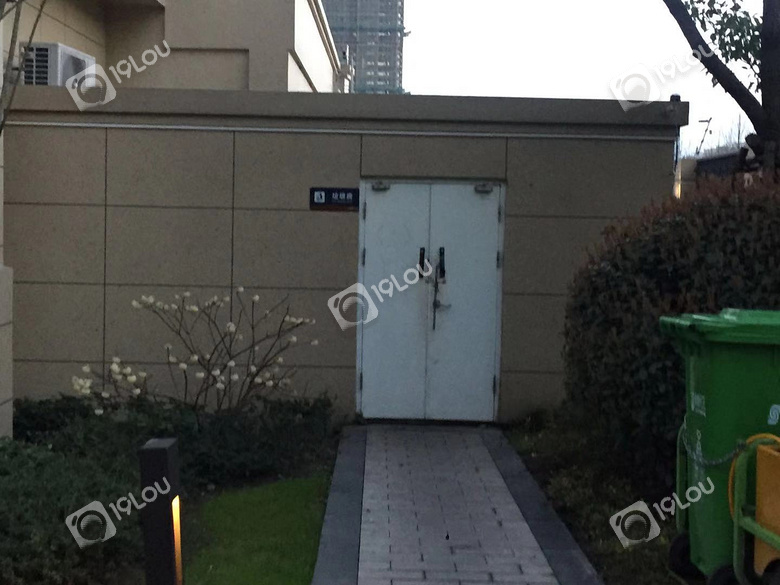 春江悦茗小区物业人占住垃圾房站,违反物业合同建造垃圾站