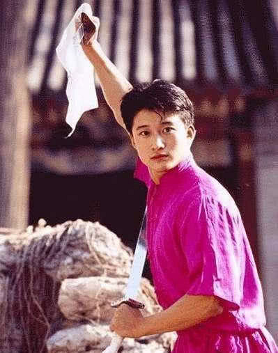 他是李连杰师弟,14岁险下肢瘫痪,落魄时卖服装,终成百亿影