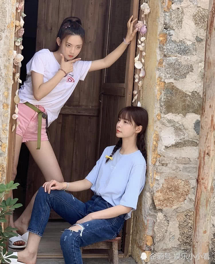 沈梦辰杨超越自称村花摆姿势比美,两人脚下拖