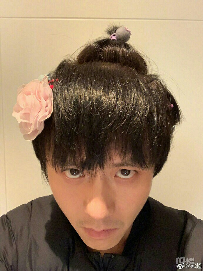 听说每个爸爸都被女儿扎过小辫