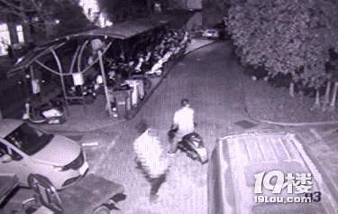 杭州一男子三輪車被城管扣下,取回時(shí)發(fā)現(xiàn)少了13個(gè)醬豬蹄!