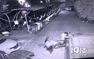 杭州一男子三輪車被城管扣下,取回時(shí)發(fā)現(xiàn)少了13個(gè)醬豬蹄!