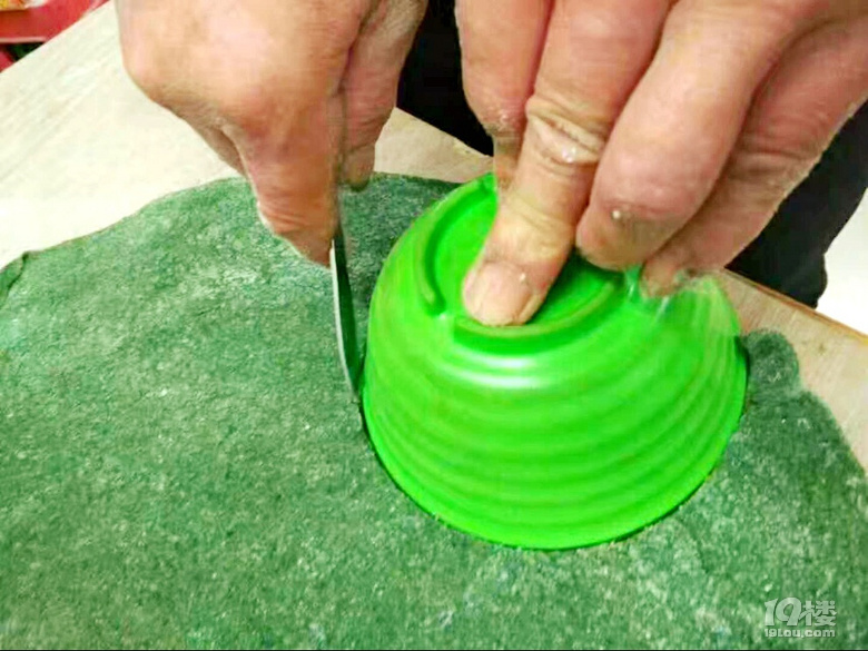清明時節(jié)采艾草挖竹筍做清明粿