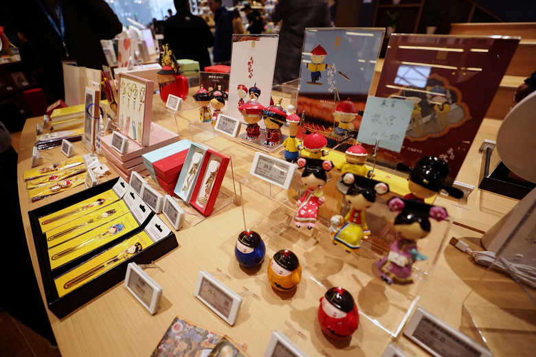 这么多故宫文创产品陈列在此,仿佛随时随地都能演出一场痴情的古装戏.