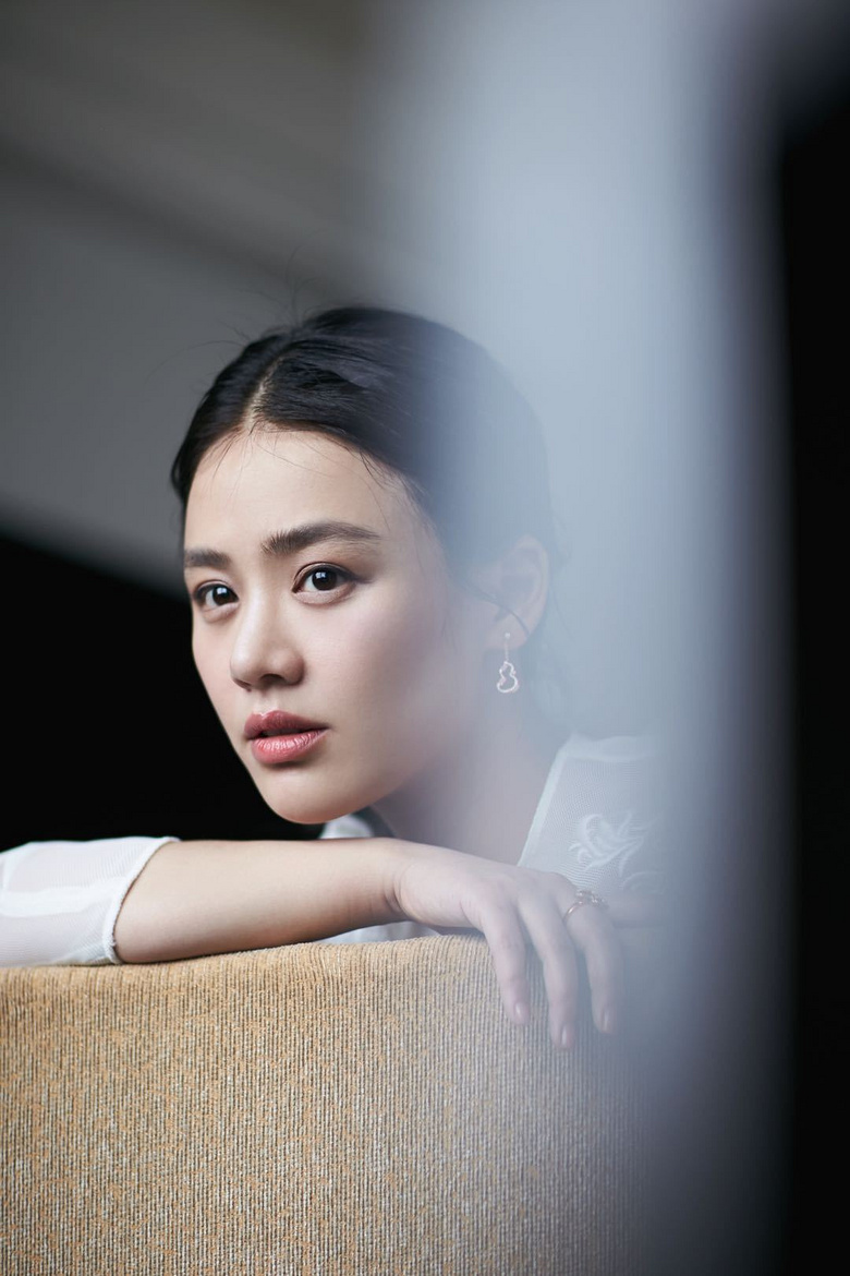 马思纯优雅白裙亮相揭幕蜡像 网友称真的瘦了