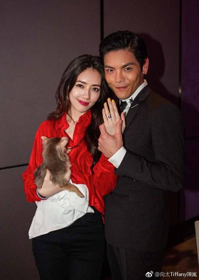 向佐求婚郭碧婷钻戒为独家定制,内刻暖心英文