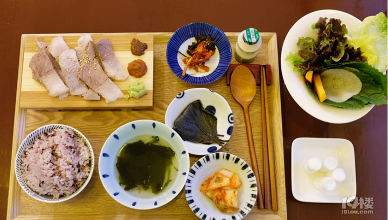 騎馬女孩探店濟(jì)州美食