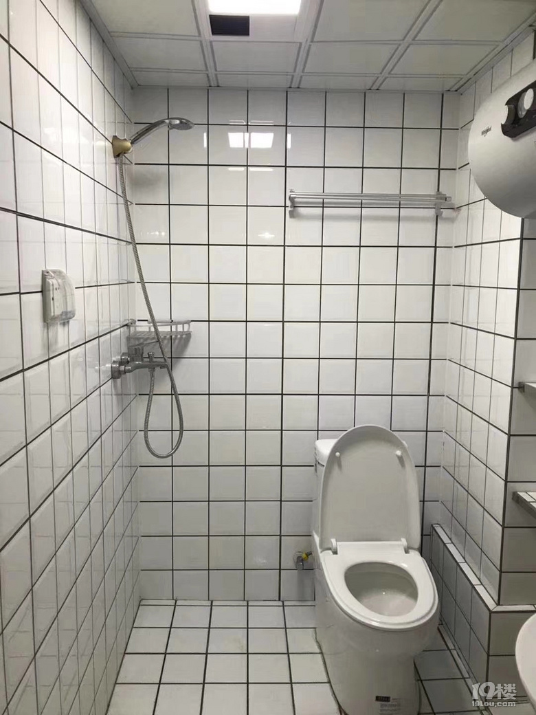 周边小吃!春波小区!交通方便!单间精装!