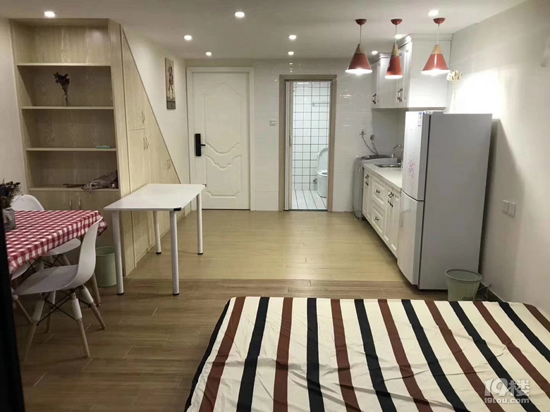 周边小吃!春波小区!交通方便!单间精装!