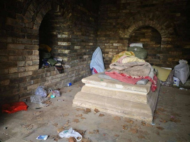 墓室散落着务工者们的生活用品.