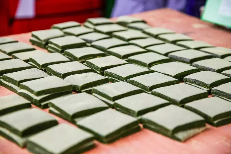 吃上裹着松花粉的手工艾草麻糍才算真的传统清明节