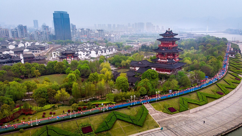 广场西门出发 他们一路之上 在享受比赛的同时 感受着丽水这座城市