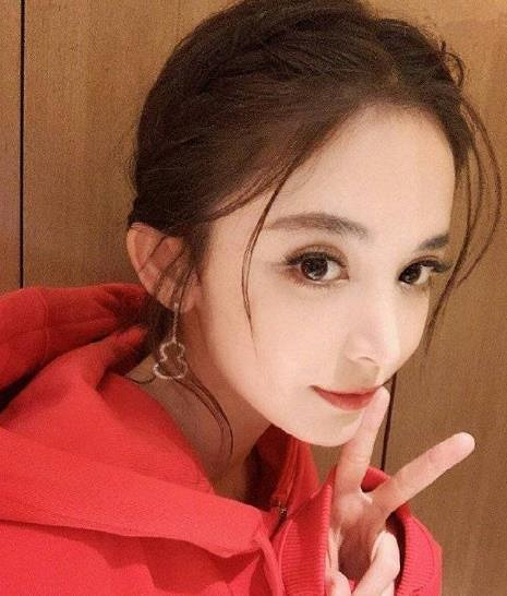 古力娜扎挑战刘海新造型 对镜头放声大笑似少女