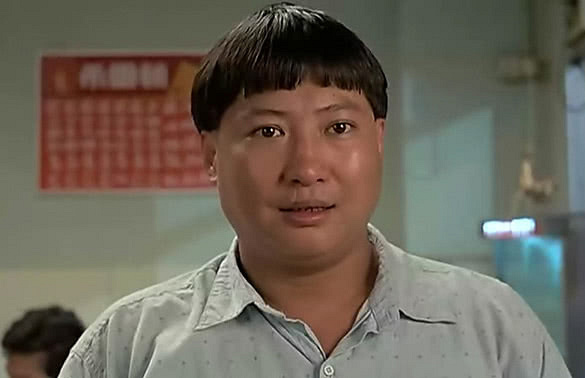 大哥大洪金宝现身片场,暴瘦后剪回蘑菇头,网友:记忆中的他老