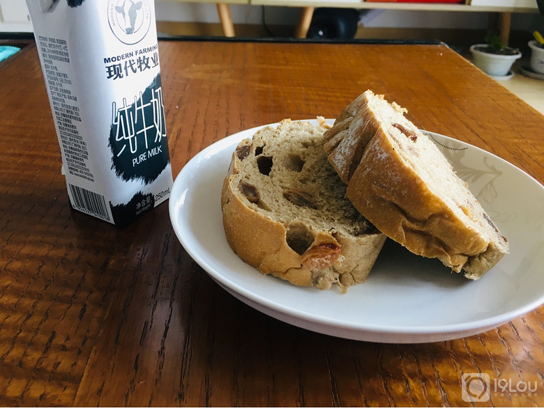今天,没有时间烧早饭,只能啃干巴巴的面包