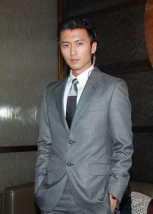 谢霆锋老妈狄波拉少女心爆棚!与老公胡须Kon