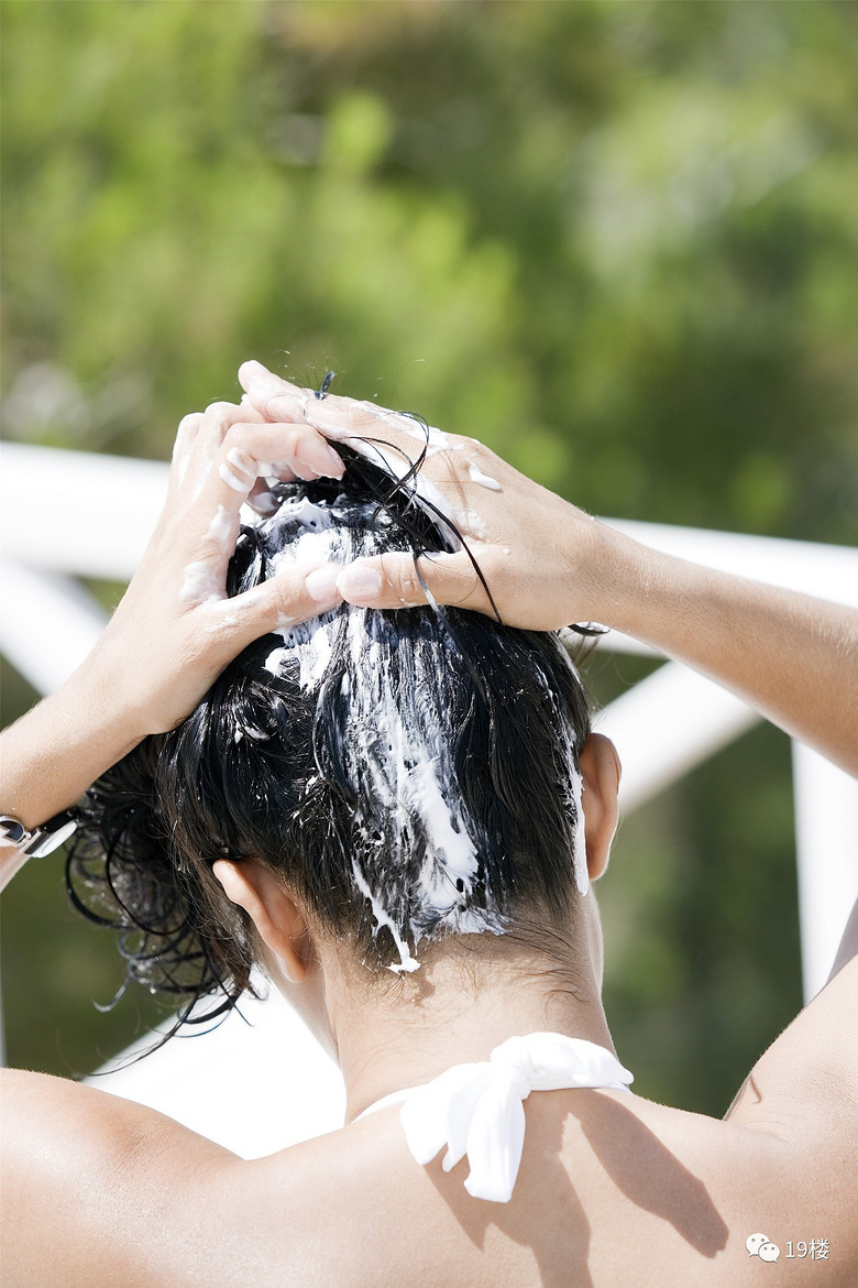 洗头发时只需用点这个,很快变浓密,再也不掉发!