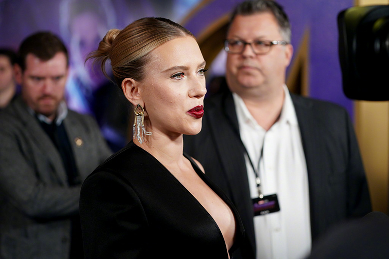 黑寡妇开领上衣秀身材,复联4见面会与雷神蚁人