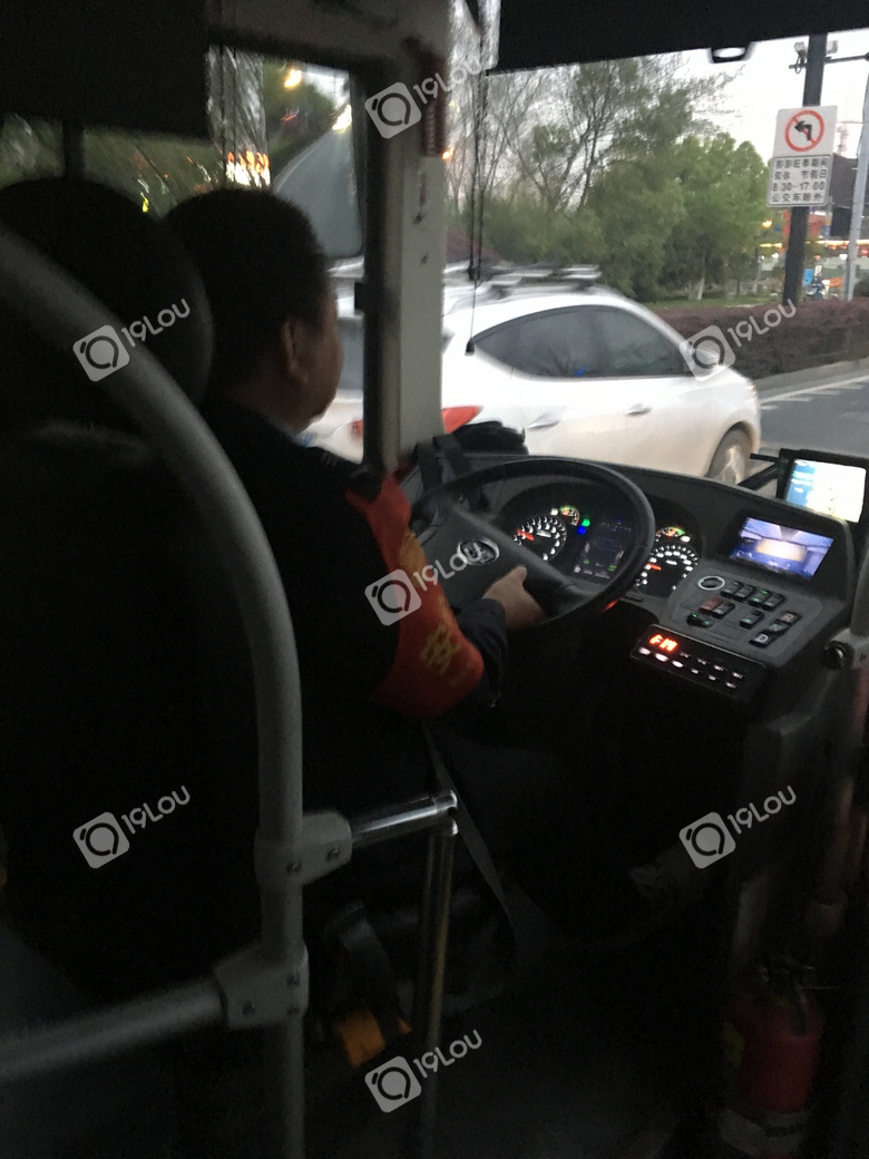 昨天39路车上司机乱扔垃圾