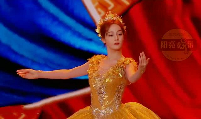 迪丽热巴退场摔倒并非完全意外,原来是旧伤复