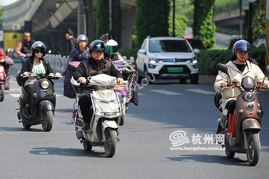 杭州电动自行车新规实施骑电驴不戴头盔罚