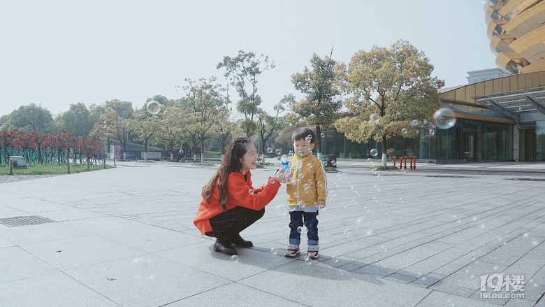 【穿搭自習(xí)室：最色彩】黑白灰患者的轉(zhuǎn)變