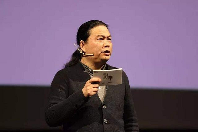 编剧汪海林晒出蔡徐坤团体照,炮轰小鲜肉阴柔之风:他们生错时代