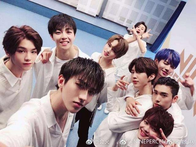 编剧汪海林晒出蔡徐坤团体照,炮轰小鲜肉阴柔之风:他们生错时代