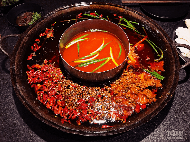 【8隊】大半夜跑到濱江吃重慶牛油火鍋,井水豆花配火鍋香油!