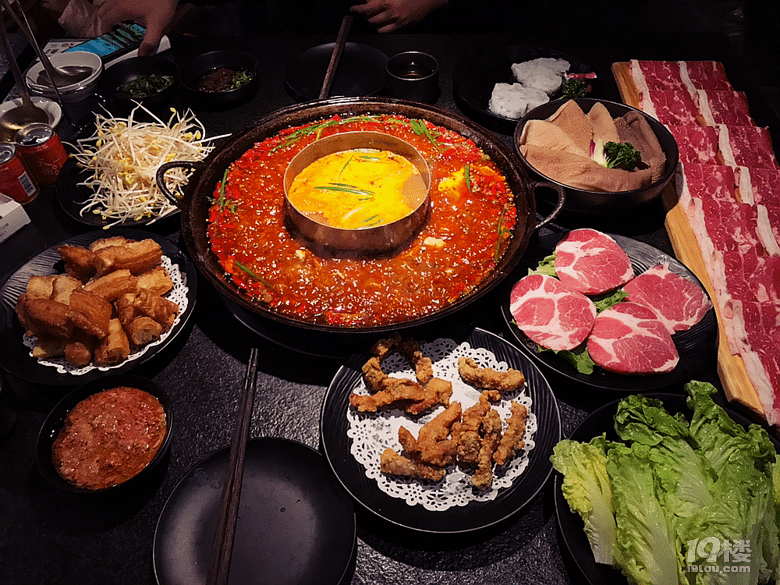 【8隊】大半夜跑到濱江吃重慶牛油火鍋,井水豆花配火鍋香油!