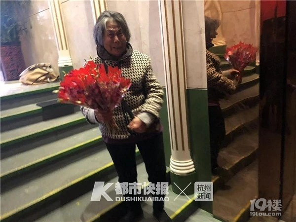 去年感動很多人的黃龍賣花奶奶病了,肺癌!