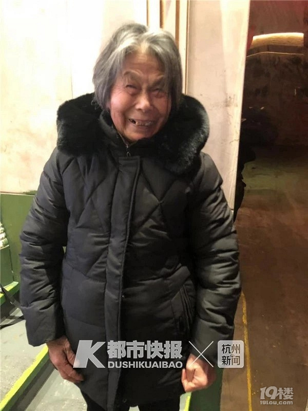 去年感動很多人的黃龍賣花奶奶病了,肺癌!