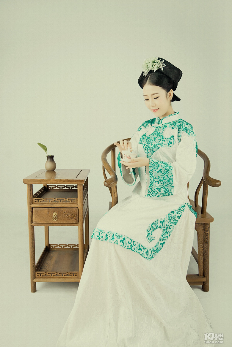 【穿搭自習(xí)室：最色彩】黑白灰患者的轉(zhuǎn)變