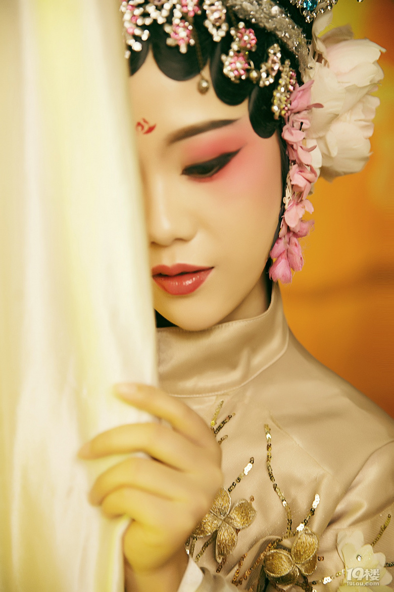 【穿搭自習(xí)室：最色彩】黑白灰患者的轉(zhuǎn)變