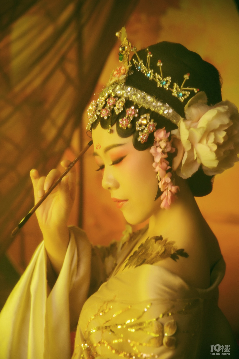 【穿搭自習(xí)室：最色彩】黑白灰患者的轉(zhuǎn)變