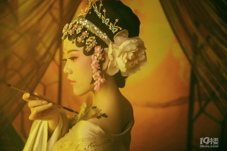 【穿搭自習(xí)室：最色彩】黑白灰患者的轉(zhuǎn)變