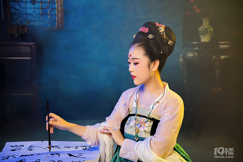 【穿搭自習(xí)室：最色彩】黑白灰患者的轉(zhuǎn)變