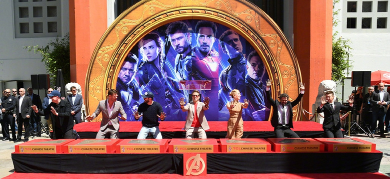 初代复联成员在好莱坞留手印 美队签名钢铁