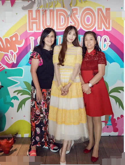 吴佩慈现身名媛生日趴,身穿T恤牛仔裤很休闲,