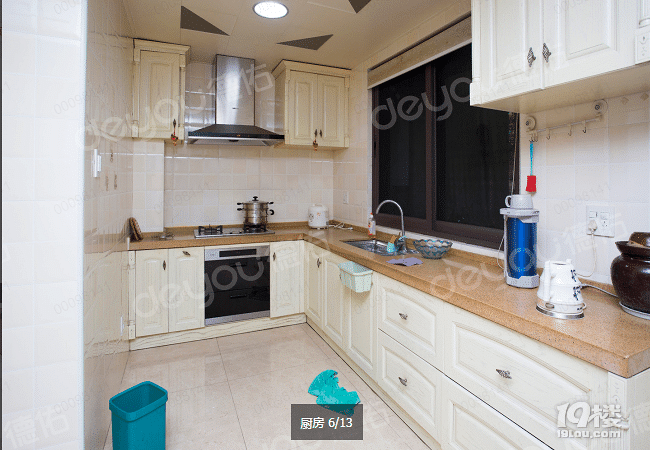 房子是下叠,有一个大花园,采光好,没满两年有双