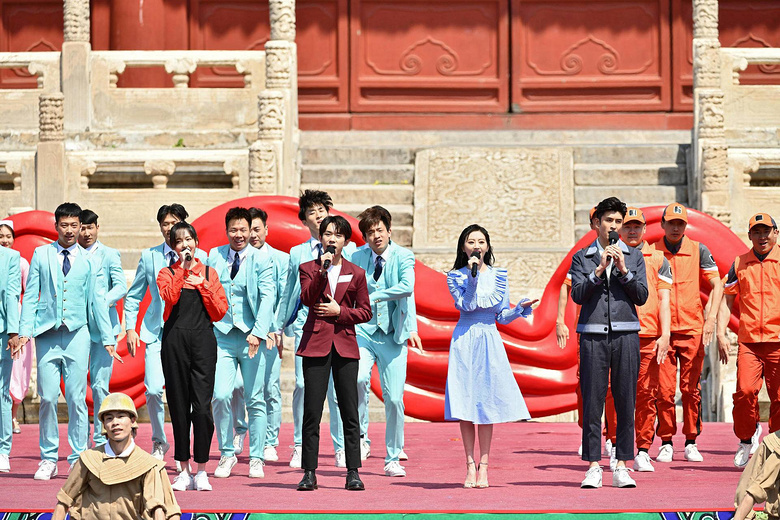 唐嫣五一晚会连唱两首歌,资源实力赶超杨幂,姐