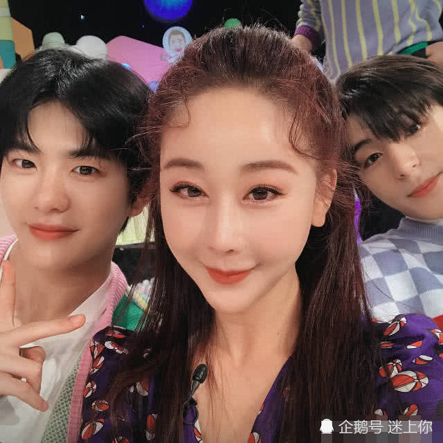 咸素媛晒产后综艺录制自拍照,身材恢复气色红