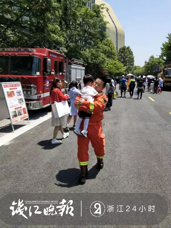 杭州这位老爸 你把你娃"挤丢"了!消防员蜀黍抱了一个多小时
