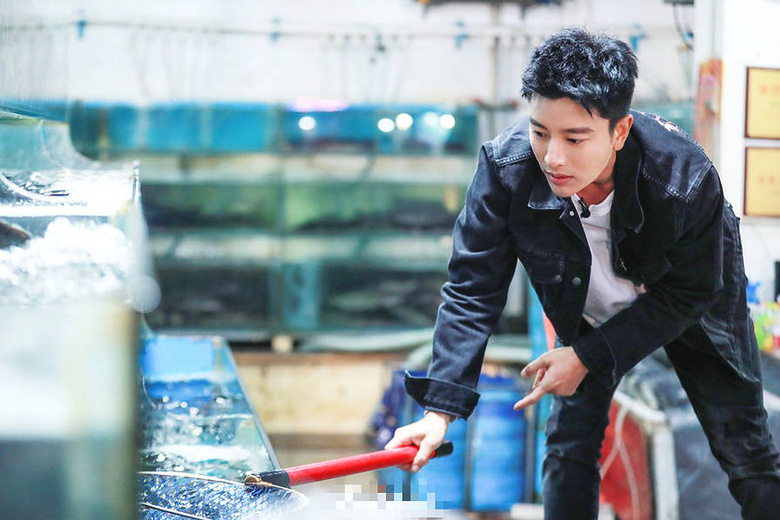 贾乃亮否认和金晨恋情后首现身 逛菜场玩健身