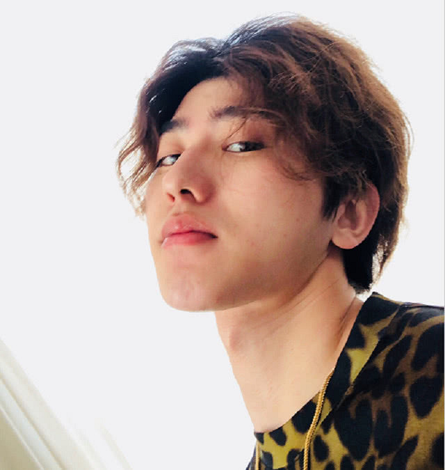 蔡徐坤卸妆后跟平时判若两人,男子汉气概十