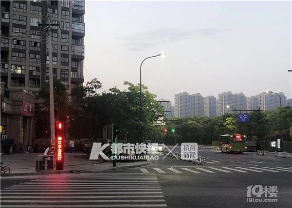 小伙杭州上班月入7000多元,在海寧租幾百的單間,每天來(lái)回!