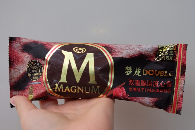 这是梦龙新出的口味,巧克力脆皮外衣包裹着酒红色的覆盆子果酱,最里面