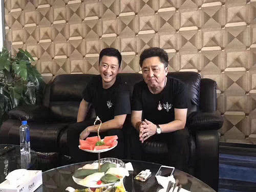 亲兄弟明算账,于谦请吴京出演《老师好》,片酬