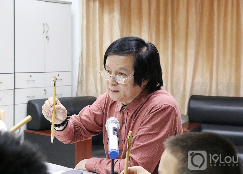 吴新如老师在讲握笔要点