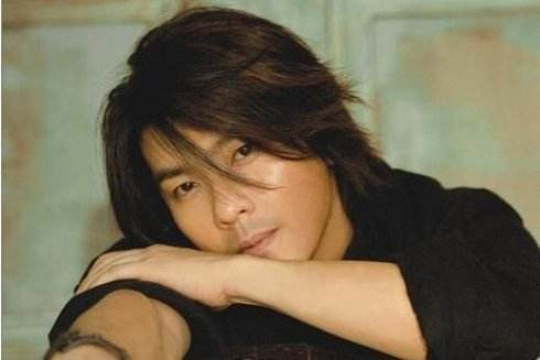 还记得唱《离别》的阿杜吗?曾比杰伦还要火,如